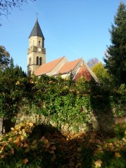 Die Kirche im Herbst