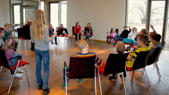 Kinder im Stuhlkreis des Gemeinderaumes