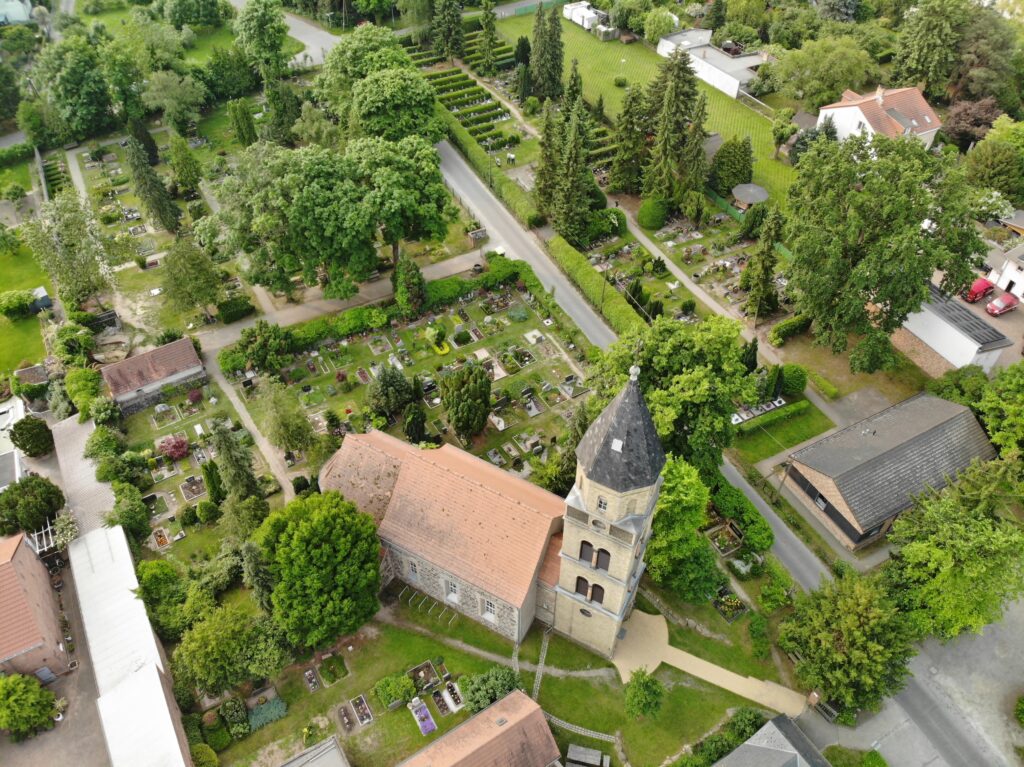 Luftbild der Karower Kirche mit den Friedhöfen I und III