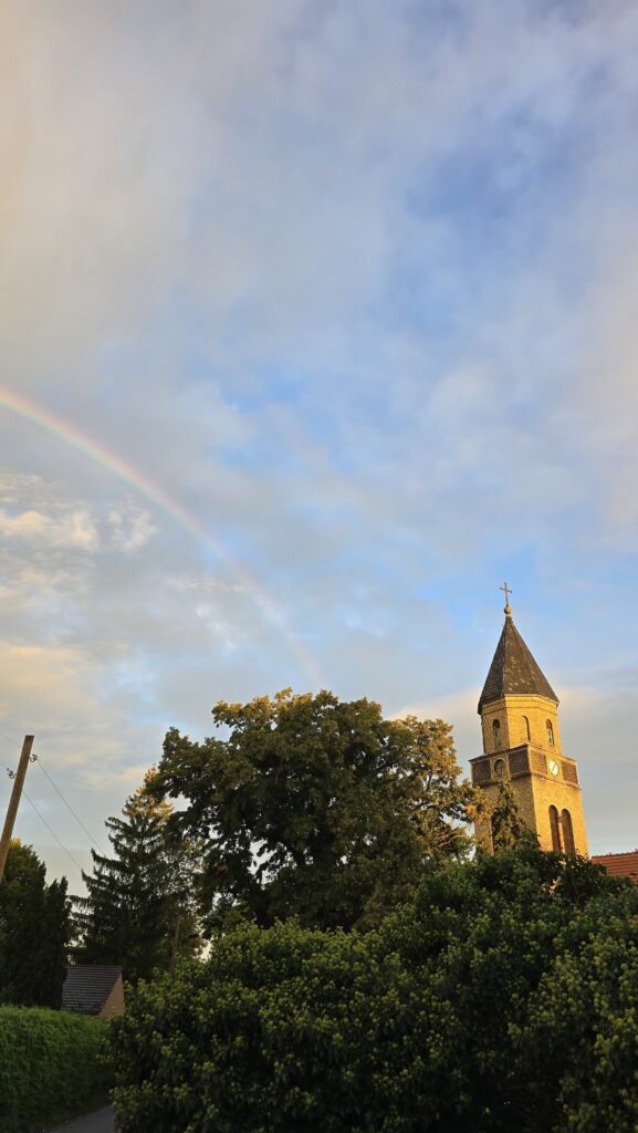 Regenbogen an der Kirche