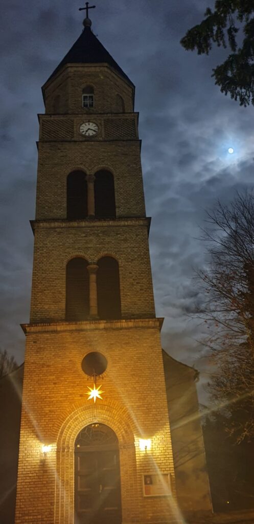 Symbolbild Kirche im Advent